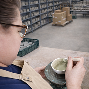 Manuela_Martínez_Fernández_Pintando_Cerámica_Muñoz_Andújar
