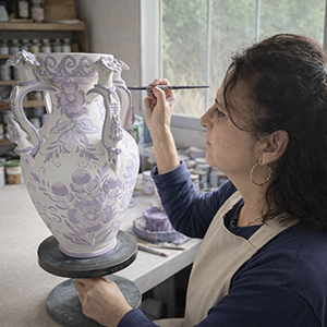 Maria_Jose_Muñoz_Pintando_Cerámica_Muñoz_Andújar