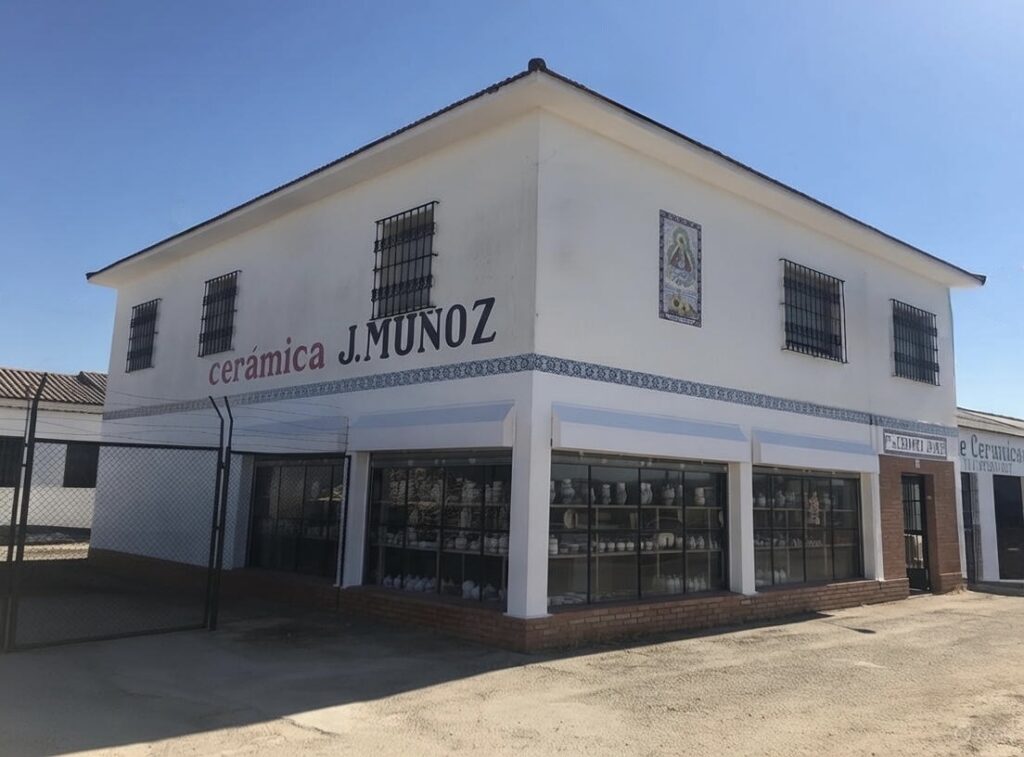 Fachada de la fábrica artesanal Cerámica Muñoz en Andújar (Jaén)