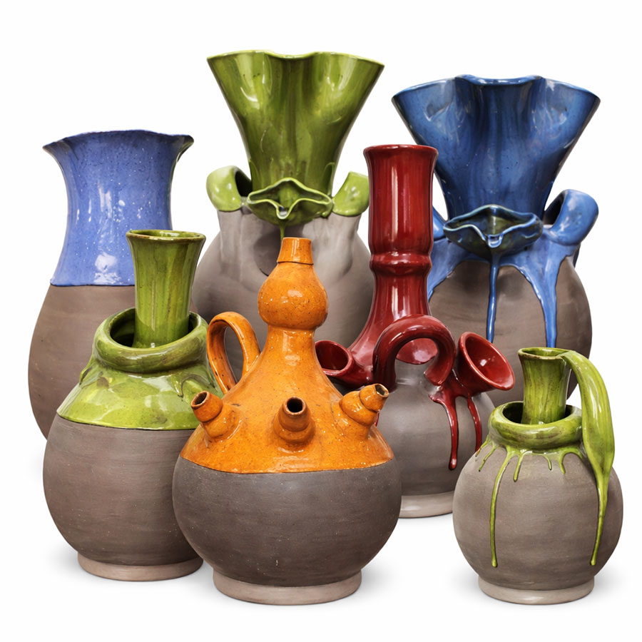 Colección de jarrones artesanales de barro negro con esmaltes de colores hechos a mano